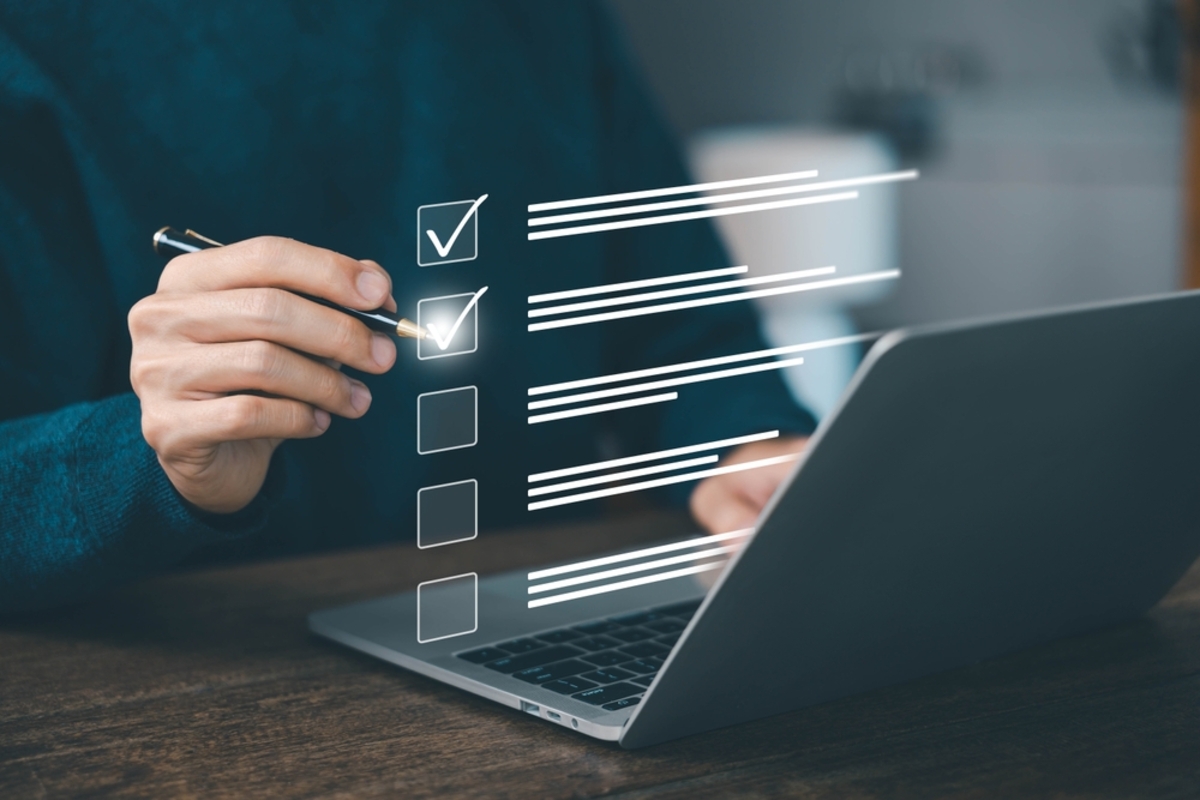 Checkliste am Laptop für den perfekten runden Zuschnitt | Luminar Neo Blog