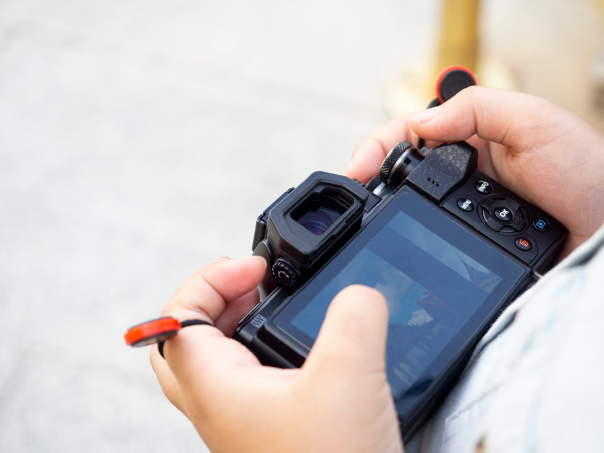 Der Fotograf hält eine Kamera in seinen Händen | Luminar Neo Blog