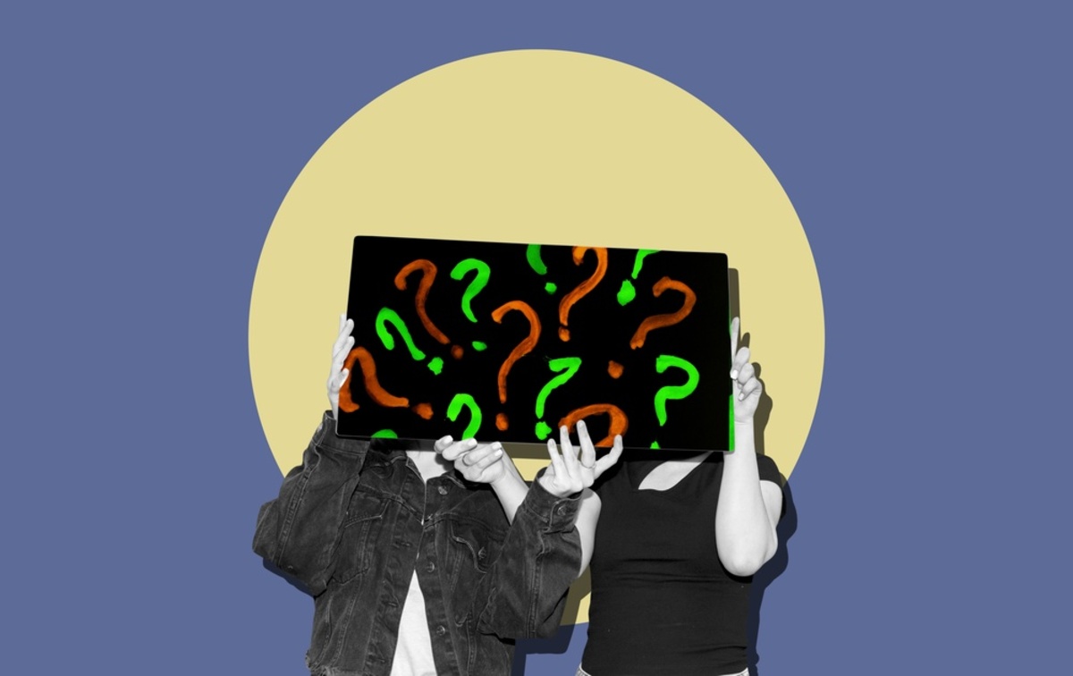 Menschen halten ein Bild mit Fragezeichen in der Hand | Luminar Neo Blog