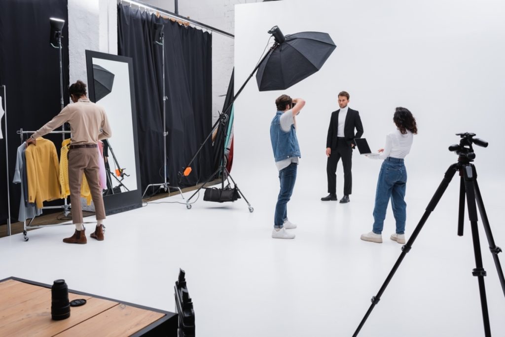 Ein Fotograf und sein Team arbeiten im Studio | Luminar Neo Blog