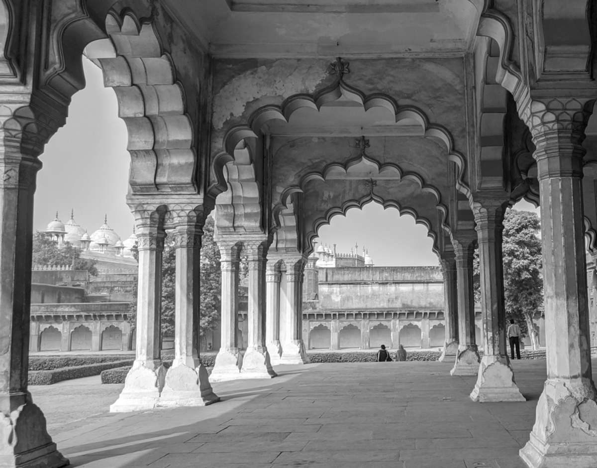 Schwarz-Weiß-Foto der Architektur | Luminar Neo Blog