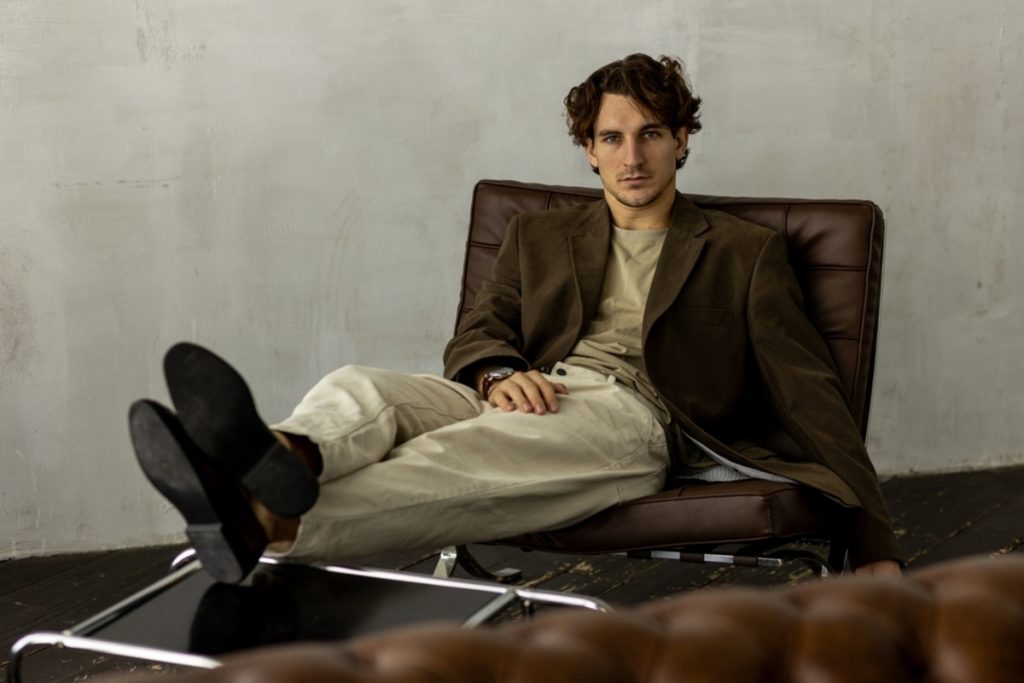 Foto eines männlichen Models, das auf einem Stuhl sitzt | Luminar Neo Blog