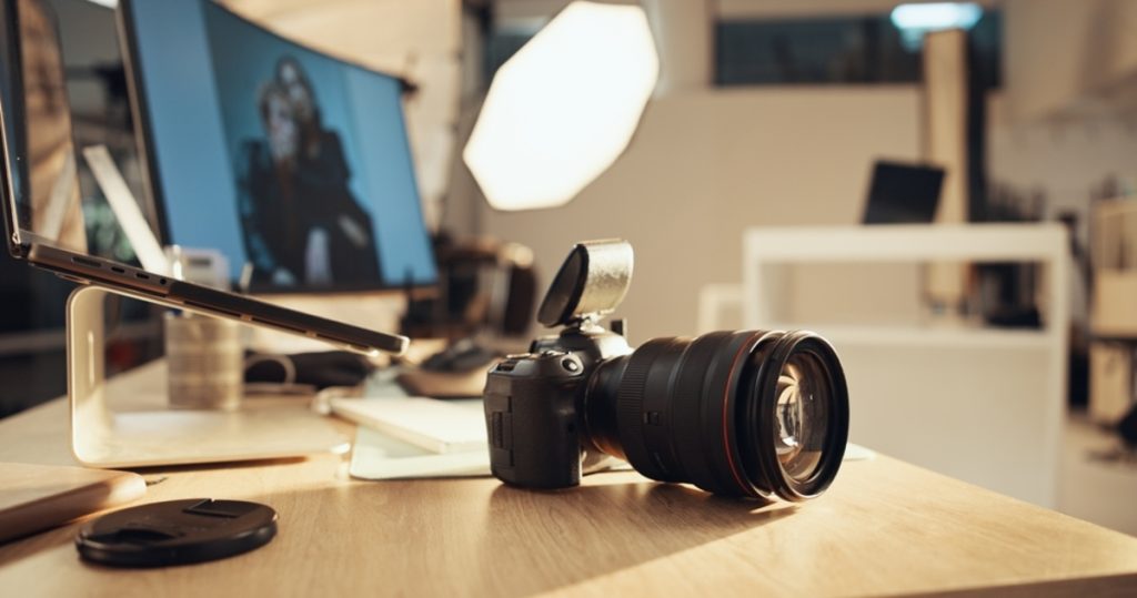 Eine Kamera auf einem Tisch in einem Studio | Luminar Neo Blog