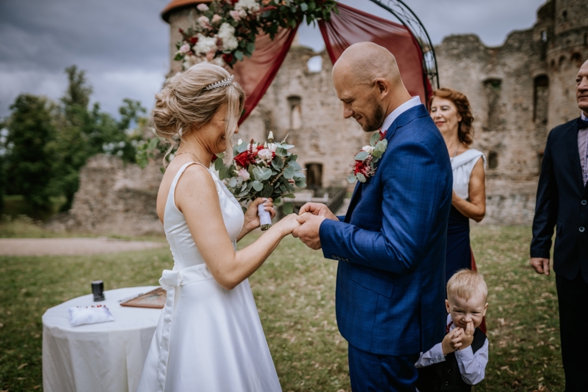 Der Bräutigam steckt der Braut einen Ring an den Finger | Luminar Neo Blog