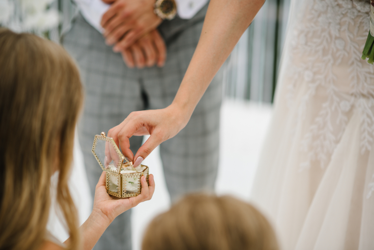 Die Braut nimmt Ringe aus der Schachtel | Luminar Neo Blog