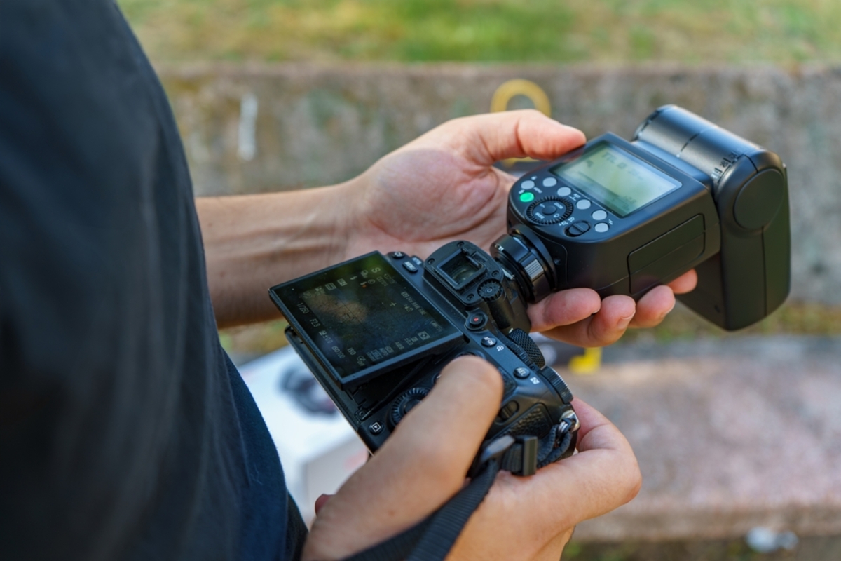 Ein Fotograf justiert seine Kamera | Luminar Neo Blog