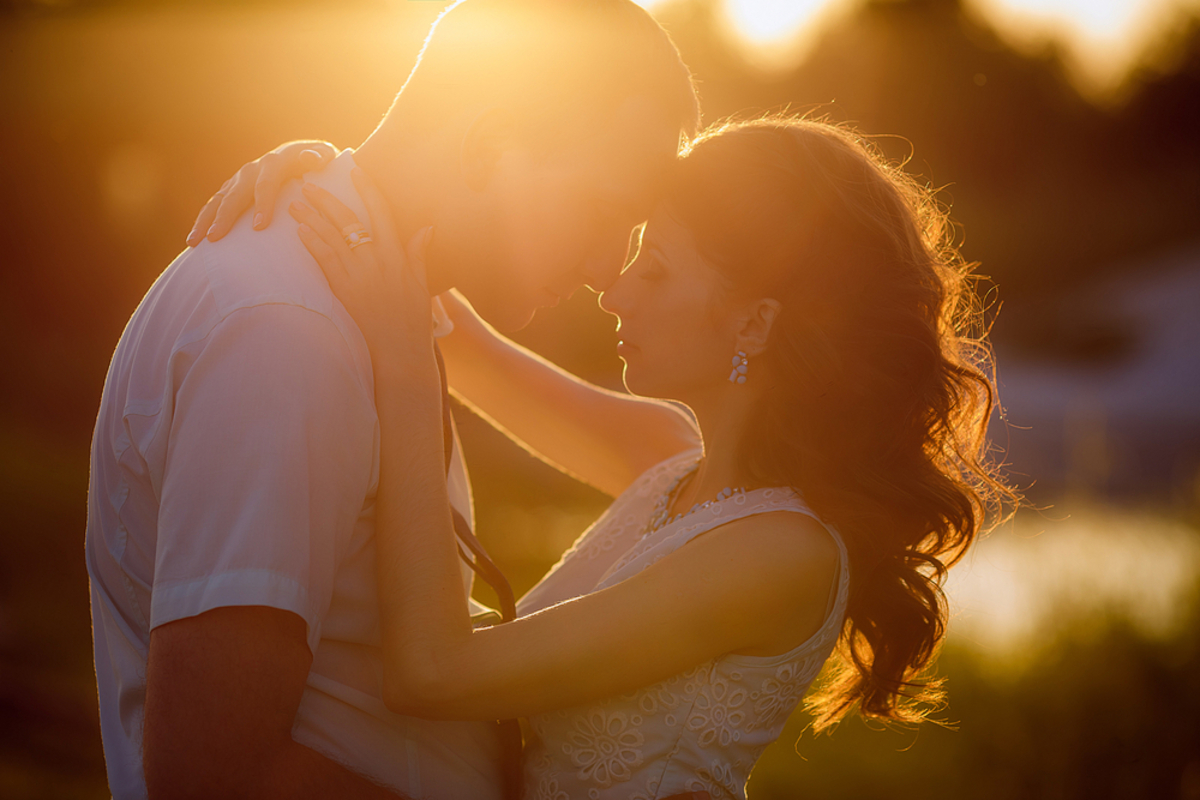 Ein verliebtes Paar in der goldenen Stunde | Luminar Neo Blog