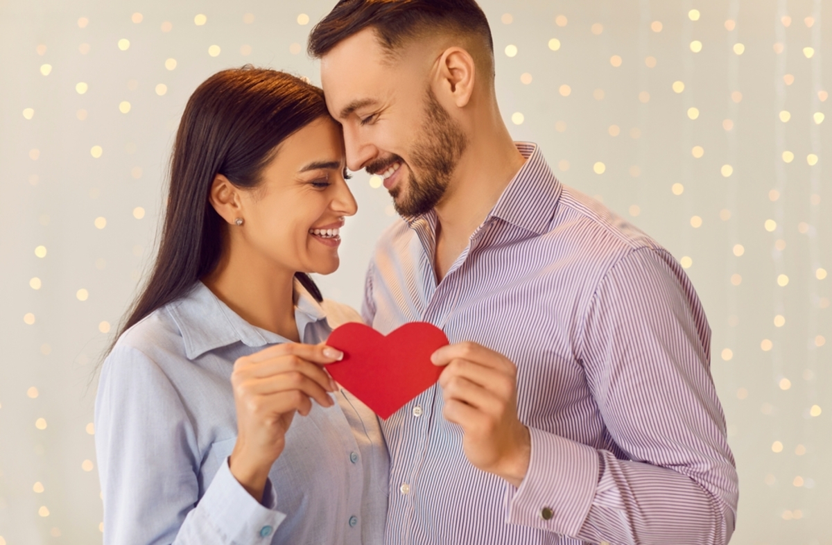 Foto eines Paares das ein Herz in den Händen hält| Luminar Neo Blog