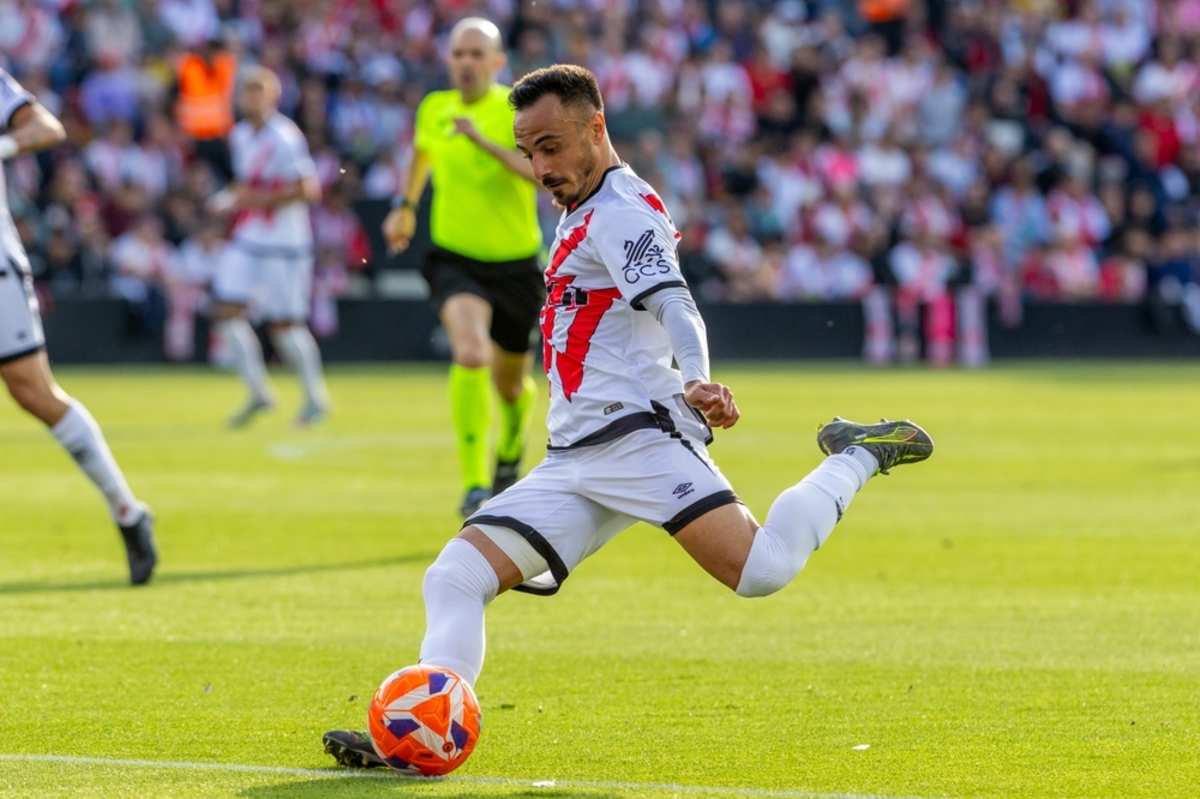 Ein Fußballspieler tritt gegen einen Ball | Luminar Neo Blog