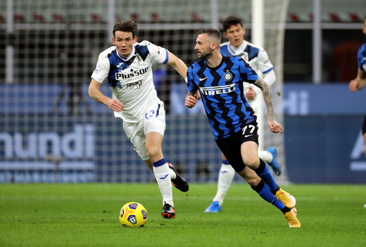 Fußballspieler dribbeln den Ball | Luminar Neo Blog