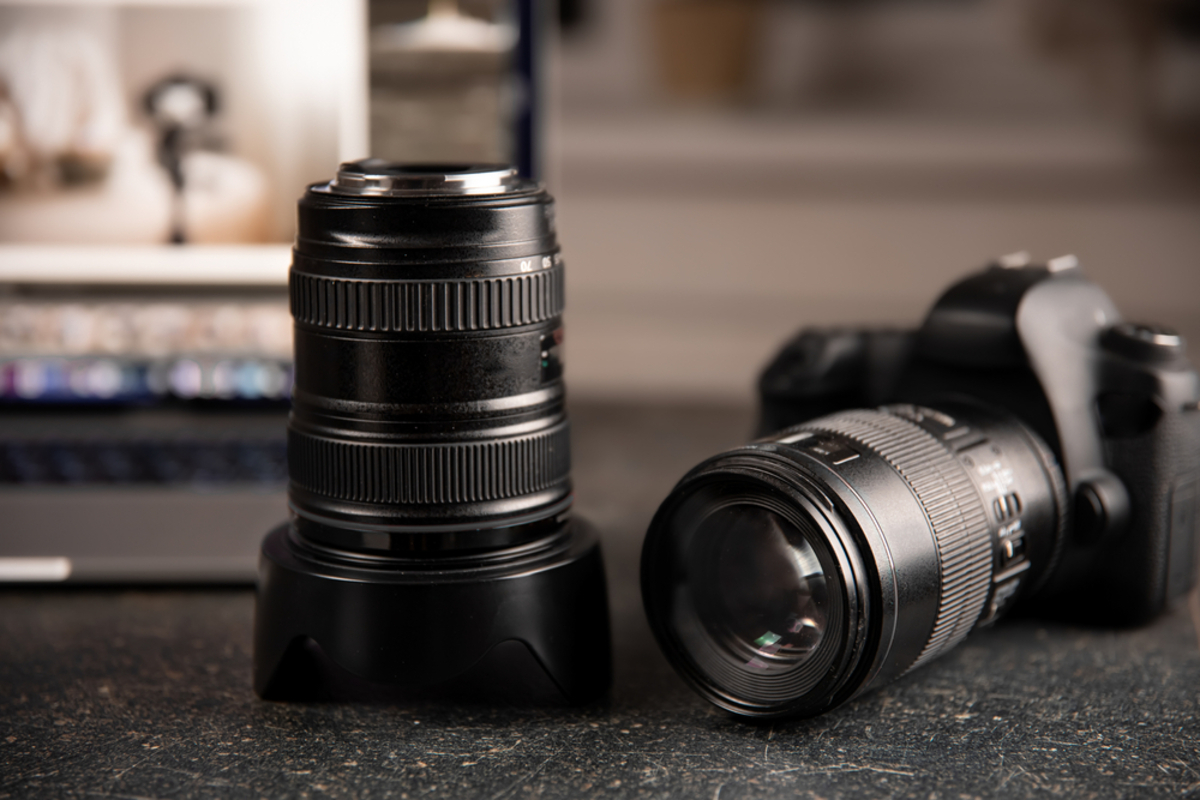 Das Objektiv neben der Kamera | Luminar Neo Blog