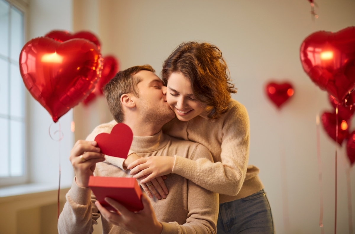 Ein Mädchen umarmt einen Jungen von hinten und er küsst sie | Luminar Neo Blog