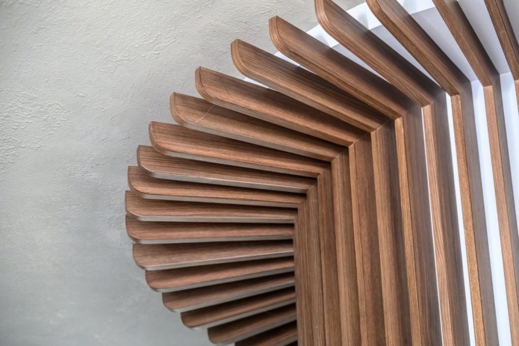 Nahaufnahme einer hölzernen Lamellenstruktur | Luminar Neo Blog