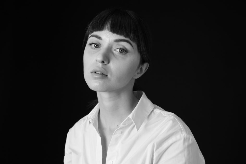 Schwarz-Weiß-Porträt einer Frau | Luminar Neo Blog