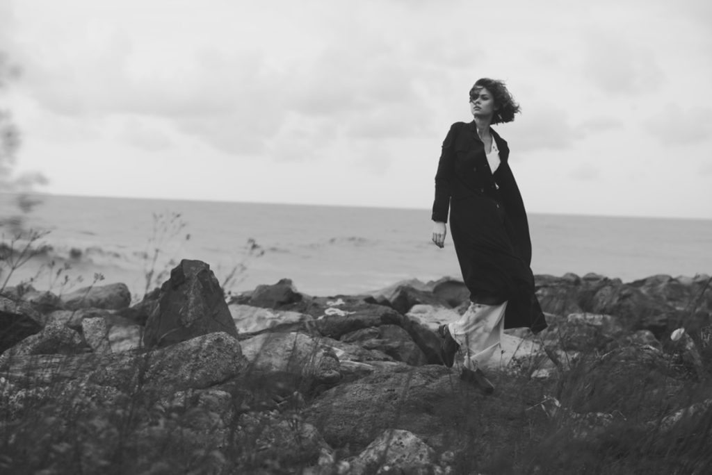 Schwarz-Weiß-Porträt einer Frau in der Natur | Luminar Neo Blog
