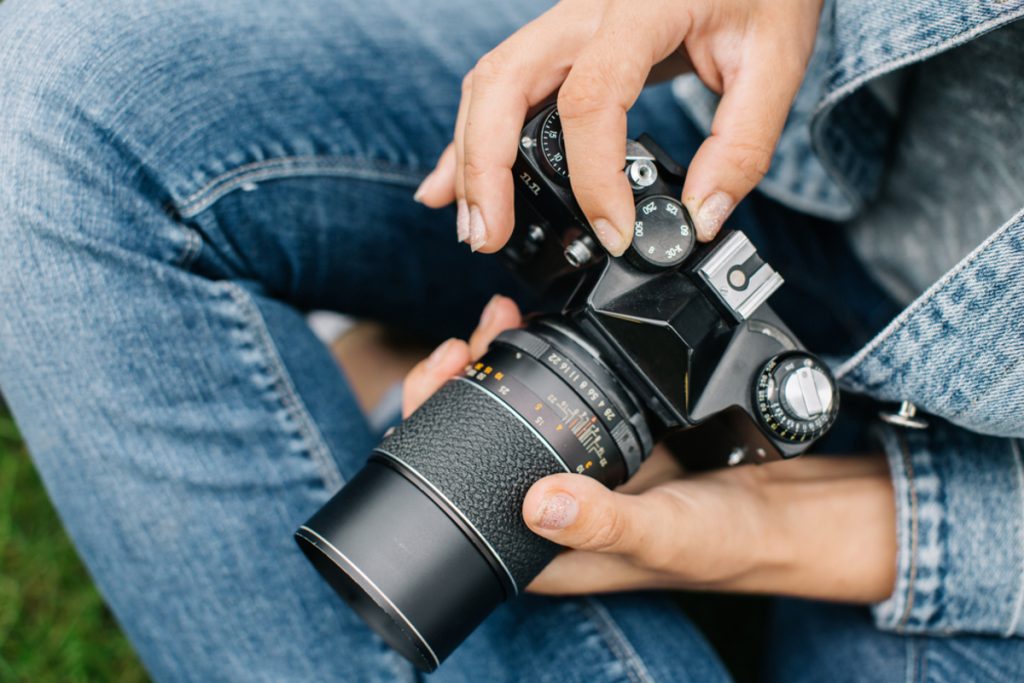 Ein Fotograf justiert seine Kamera | Luminar Neo Blog