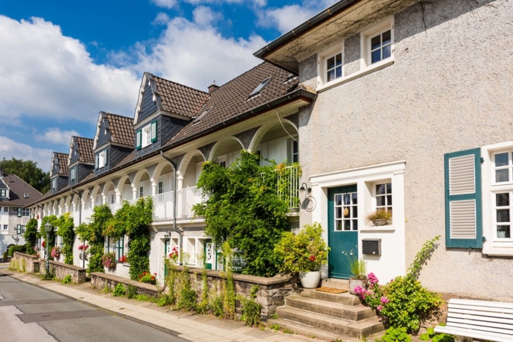 Wohnhäuser in dokumentarischem Fotostil | Luminar Neo Blog