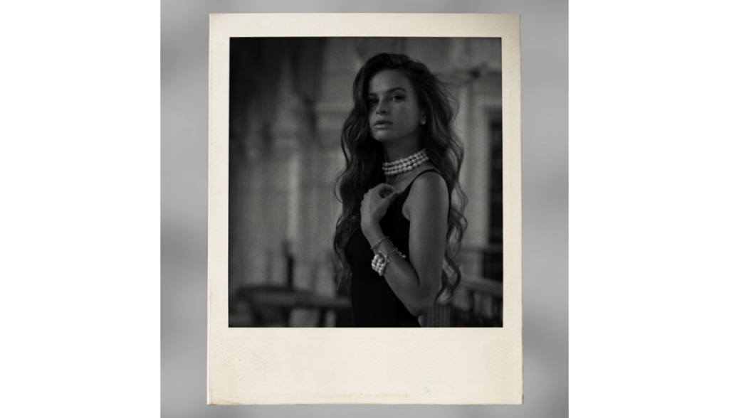 Retro Foto eines Mädchens in einem Polaroid Rahmen | Luminar Neo Blog