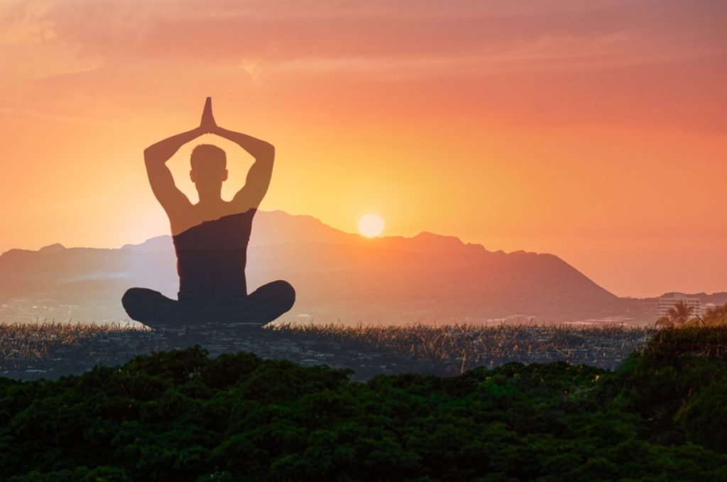 Mann im Lotussitz und Sonnenuntergang Doppelbelichtung | Luminar Neo Blog