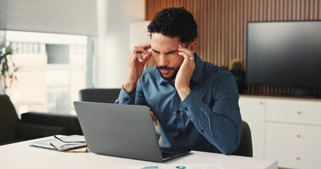 Ein Mann denkt an einem Computer nach | Luminar Neo Blog