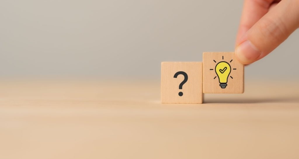 Würfel mit einem Fragezeichen und einer Glühbirne | Luminar Neo Blog