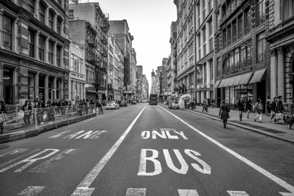 Schwarz-Weiß-Foto einer Straße | Luminar Neo Blog