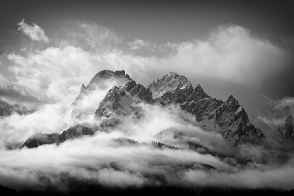 Schwarz-Weiß-Fotografie von Bergen | Luminar Neo Blog