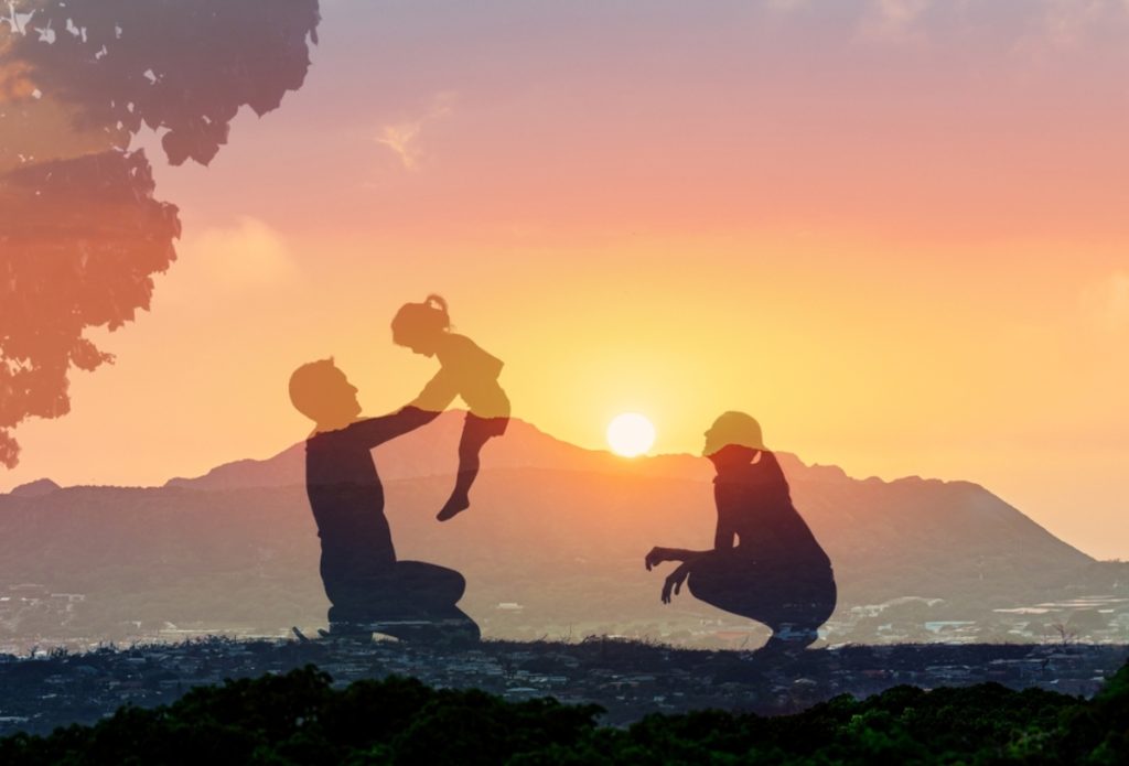 Doppelbelichtung einer Familie im Sonnenuntergang | Luminar Neo Blog