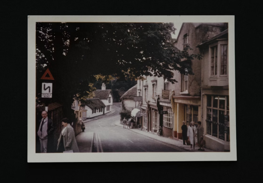 Retrofoto an der Wand in einem Rahmen | Luminar Neo Blog