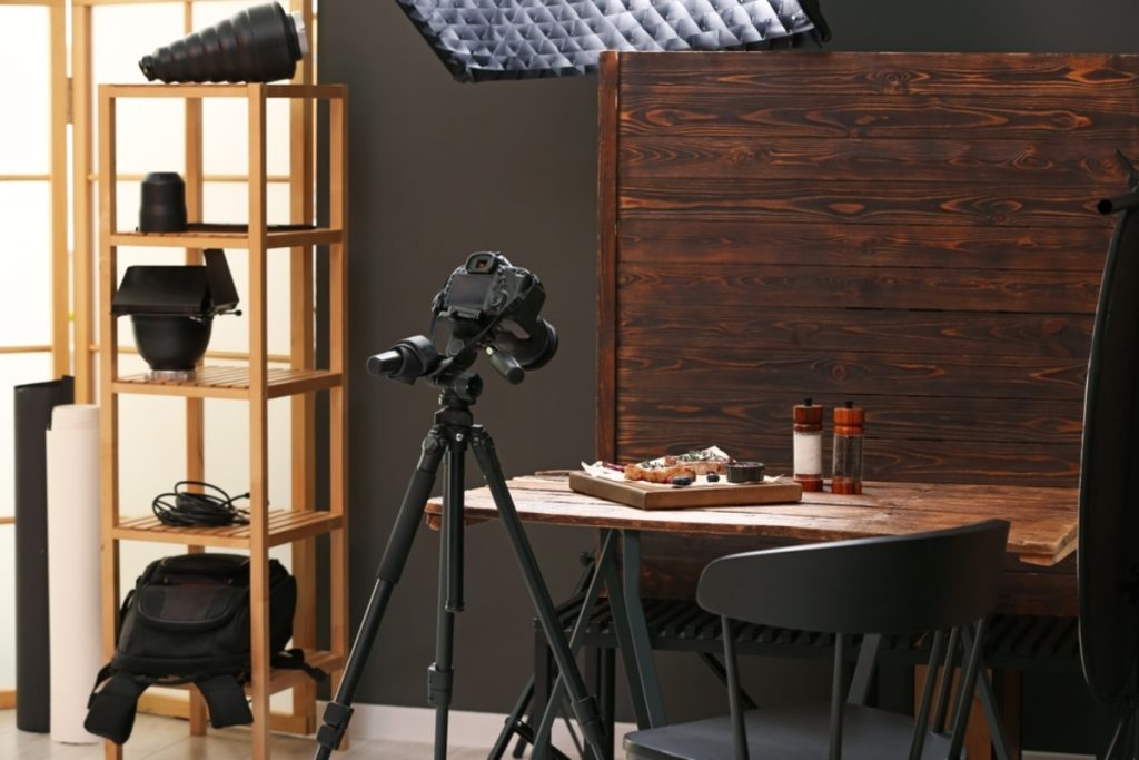 Studio-Setup mit Kamera für professionelle Produktfotos | Luminar Neo Blog