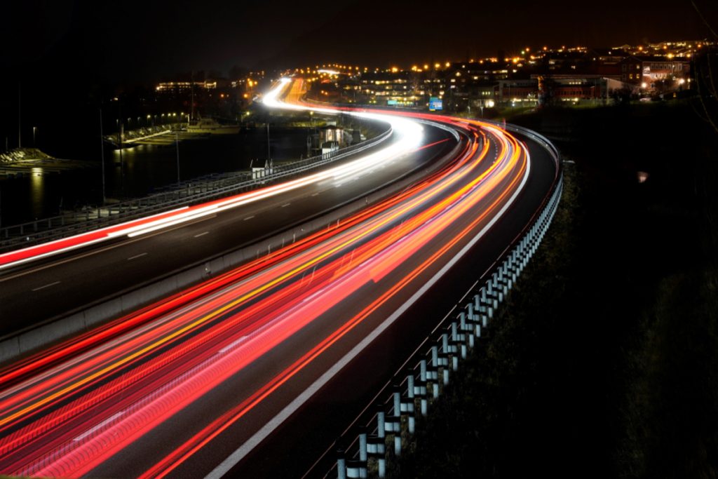 Langzeitbelichtung von Autos | Luminar Neo Blog