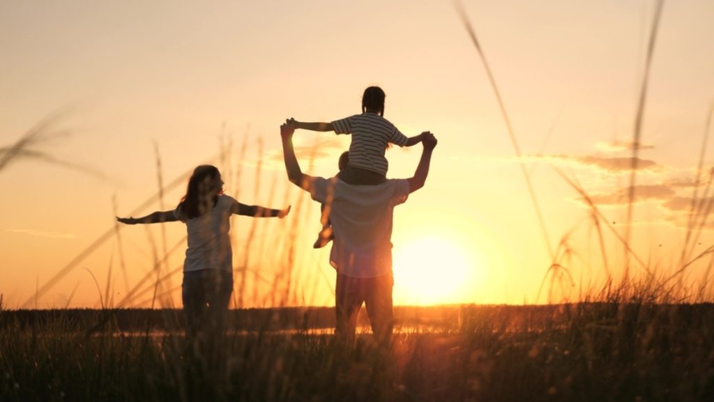 Ein Foto einer Familie von hinten bei Sonnenuntergang | Luminar Neo Blog
