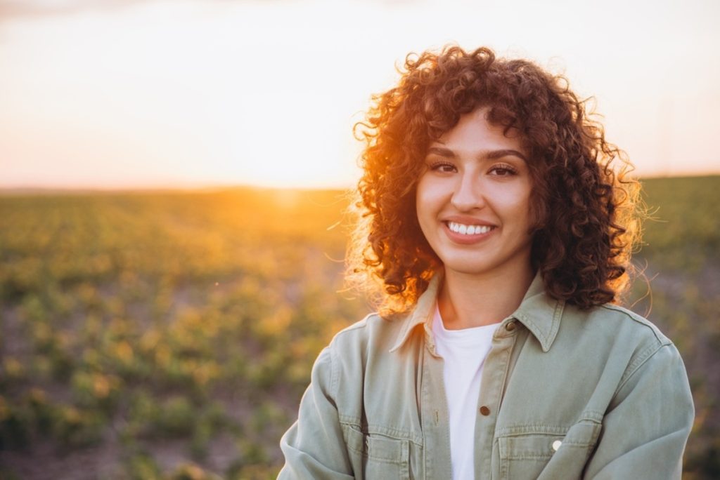 Porträt eines Mädchens mit Gegenlicht der Sonne | Luminar Neo Blog