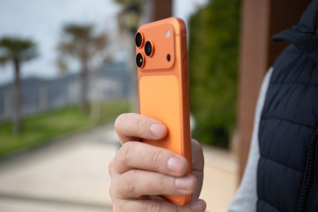 Ein Mann macht ein Foto mit einem iPhone | Luminar Neo Blog