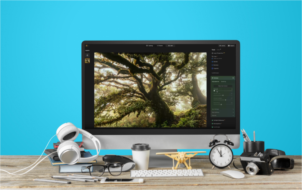 Computerarbeitsplatz mit Naturfoto auf dem Monitor | Luminar Neo Blog