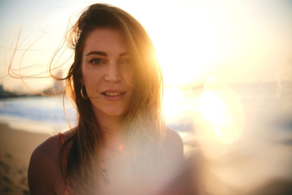 Porträt eines Mädchens am Strand in der goldenen Stunde | Luminar Neo Blog