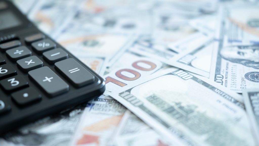 Dollars auf dem Tisch | Luminar Neo Blog