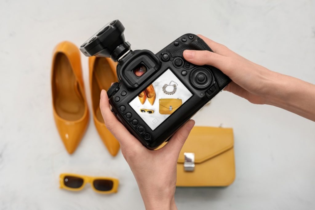 Kamera mit Produktfoto auf dem Display in der Hand | Luminar Neo Blog