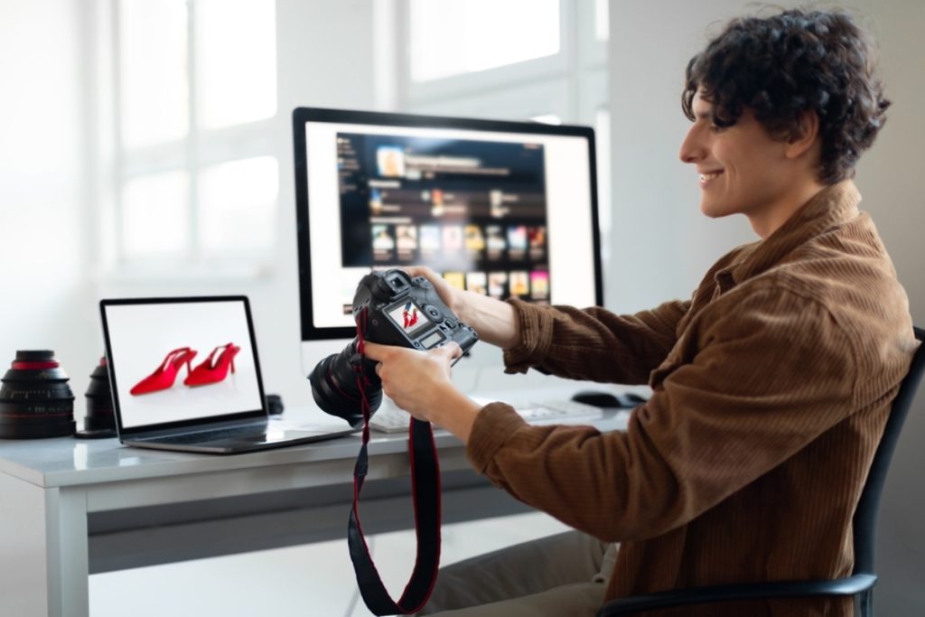 Fotograf bearbeitet Produktbilder am Computer | Luminar Neo Blog