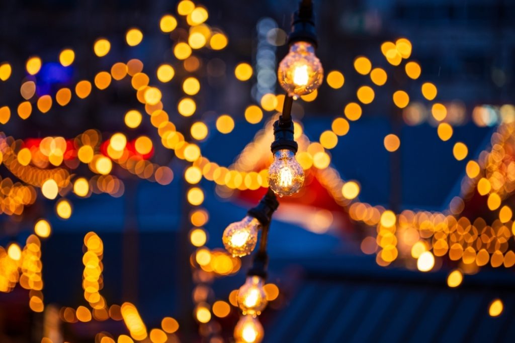 Ein Foto von Straßenlaternen mit Bokeh-Effekt | Luminar Neo Blog