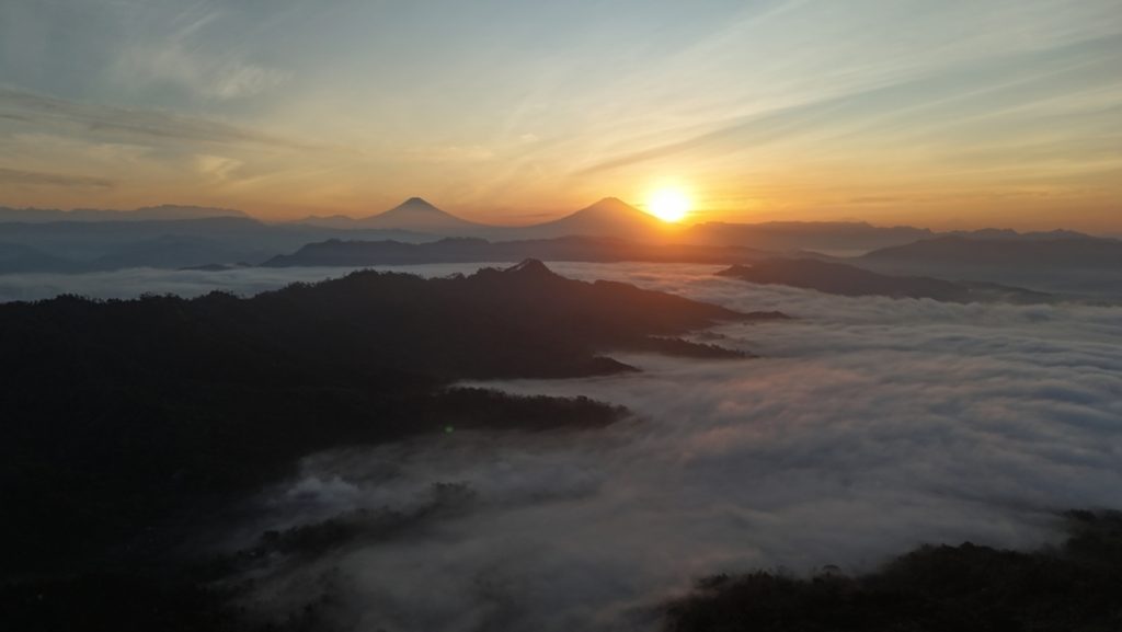 Spektakulärer Sonnenaufgang über einer nebligen Bergkette | Luminar Neo Blog