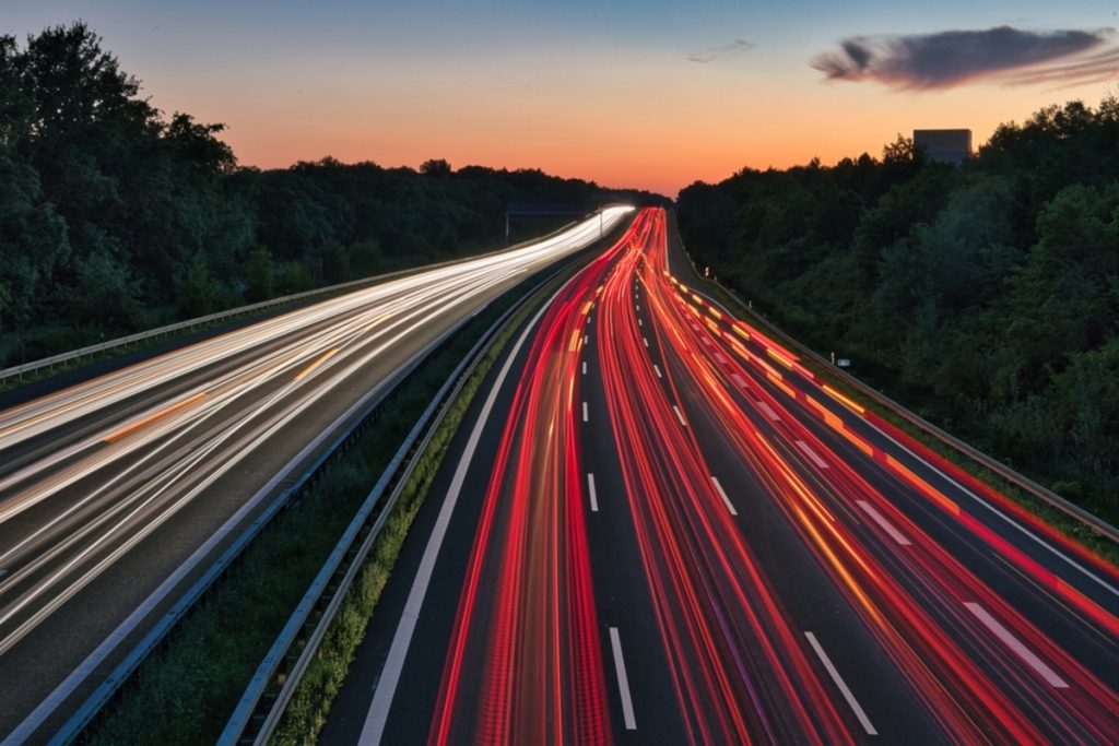 Eine Langzeitbelichtung einer Autobahn mit Autos | Luminar Neo Blog