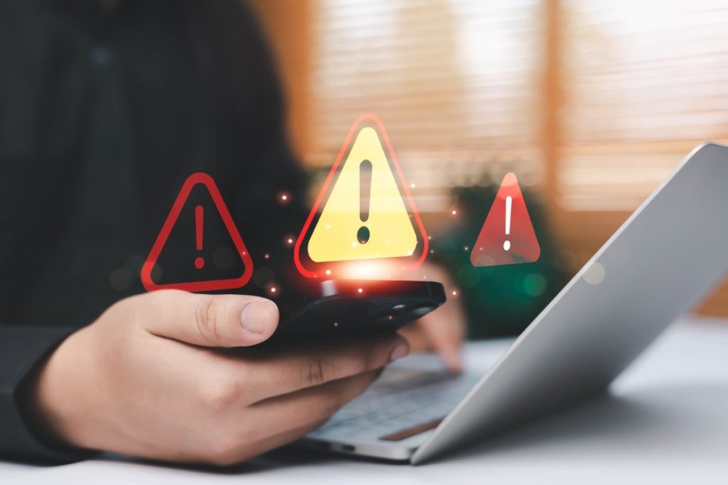 Ausrufezeichen über einem Smartphone | Luminar Neo Blog