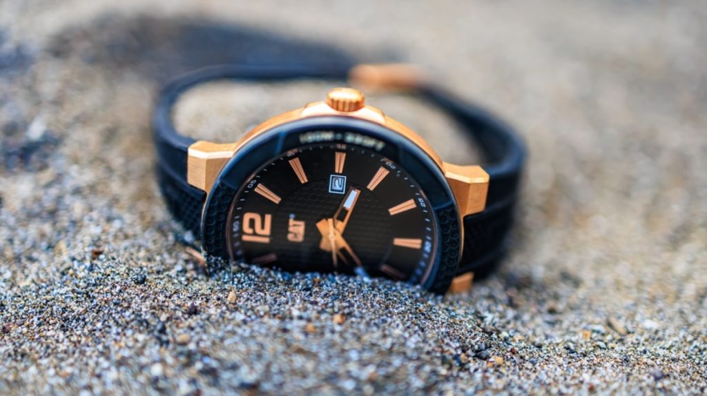 Armbanduhr im Makro auf steinigem Untergrund | Luminar Neo Blog
