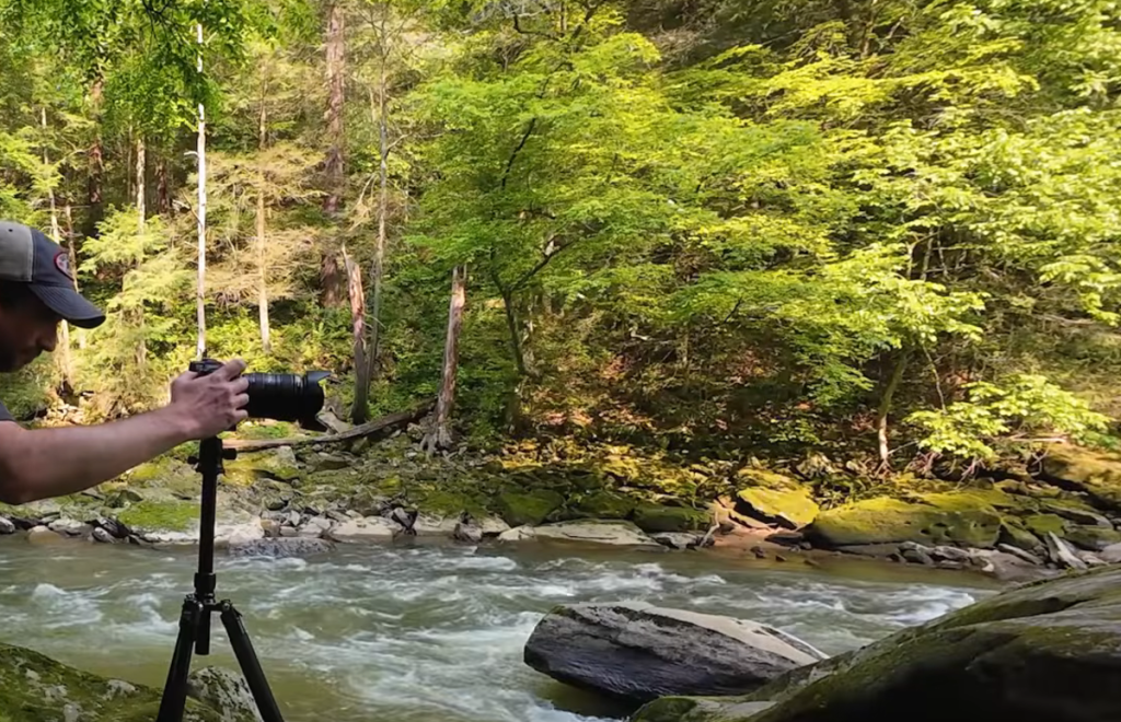 Ein Mann macht ein Foto in den Bergen | Luminar Neo Blog