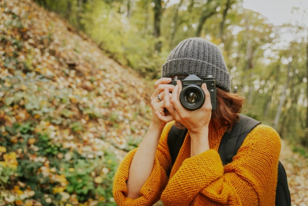 Ein Fotograf mit einer Kamera im Wald | Luminar Neo Blog