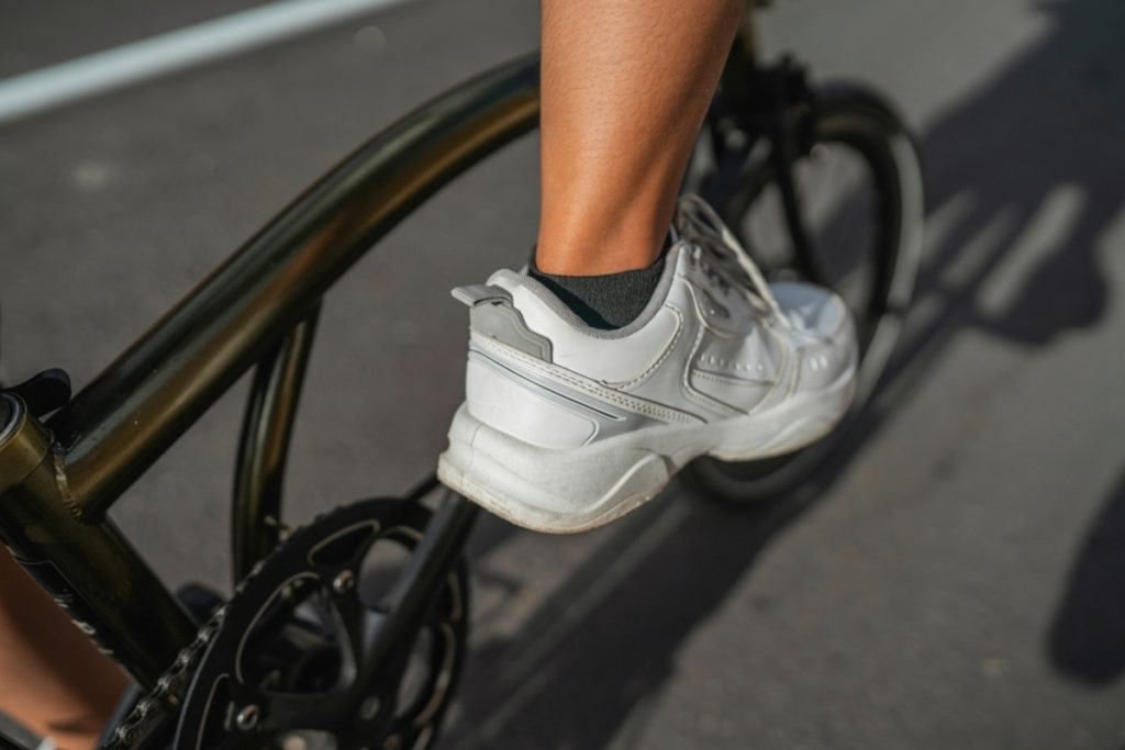 Sportschuh auf Fahrradpedal in Nahaufnahme | Luminar Neo Blog