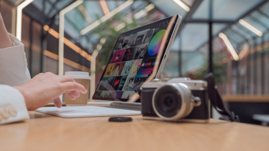 Kamera auf Tisch mit verschwommenem Hintergrund | Luminar Neo Blog