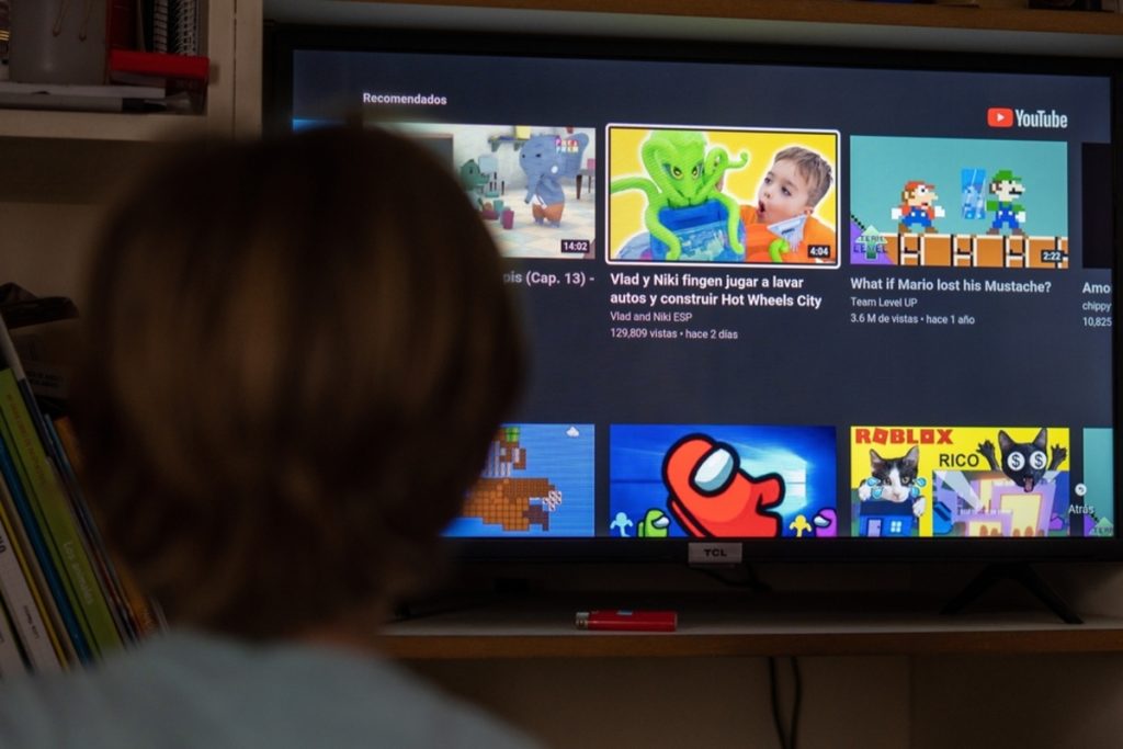 Ein Kind schaut YouTube im Fernsehen | Luminar Neo Blog