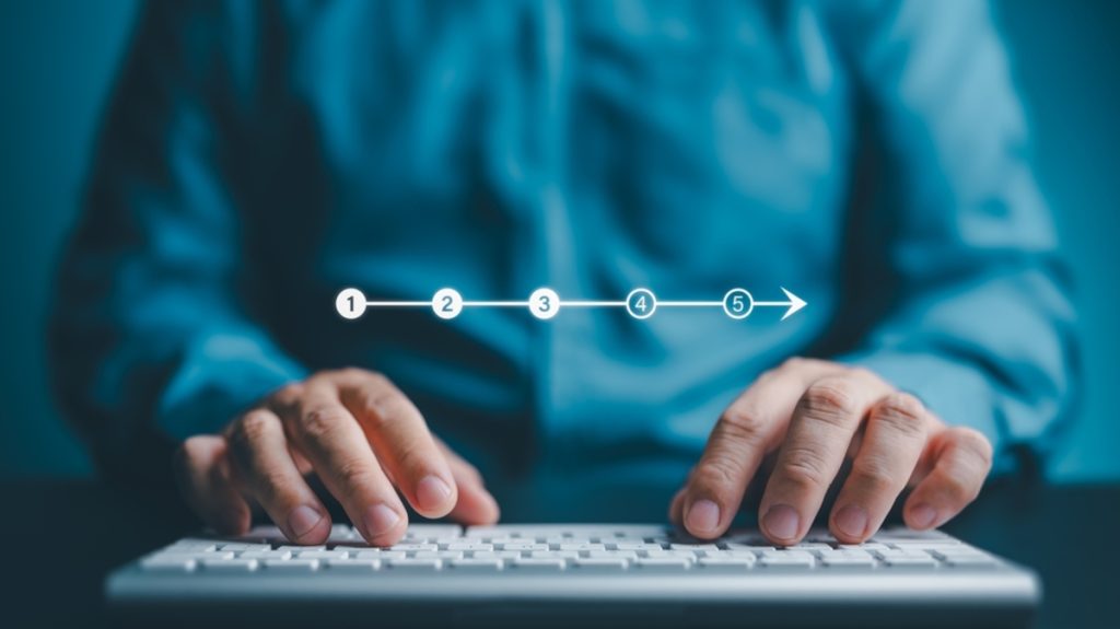 Zahlenfolge über dem Laptop | Luminar Neo Blog